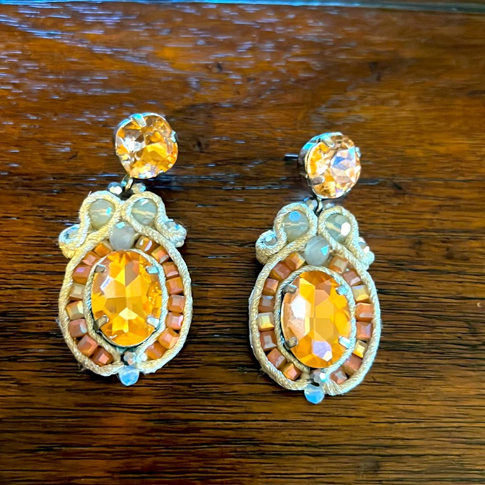 Elegant earrings. Very lightweight.